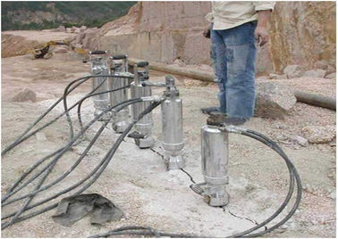 O cilindro hidráulico de Darda do divisor que racha para a separação da rocha, local, ponte, mina quebrado